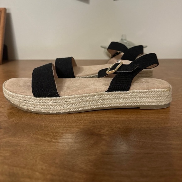 NWT Old Navy Women’s Sandals Size 9 - Picture 2 of 5